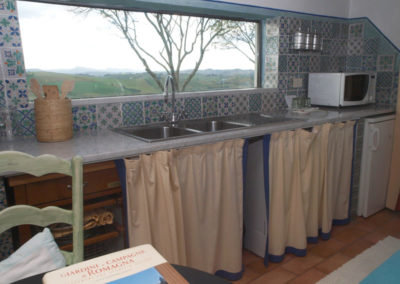 Camera-con-cucina_cucina con vista sulle colline